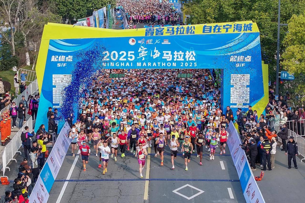 包含马拉松赛道上再现惊险一幕，选手奋勇拼搏的词条