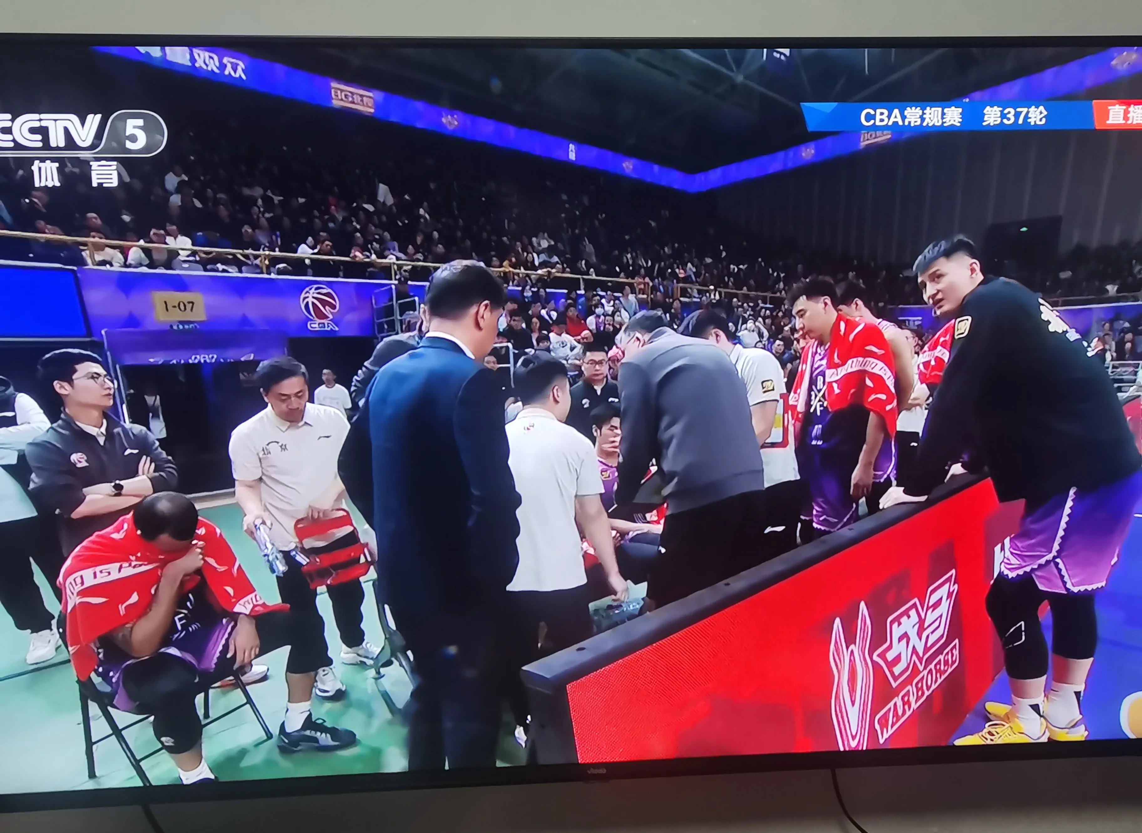 矛盾升级球队内部冲突，主教练面临管理困境的简单介绍