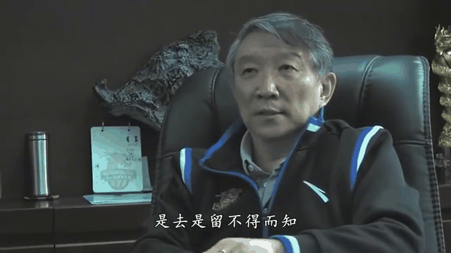 矛盾升级球队内部冲突，主教练面临管理困境的简单介绍