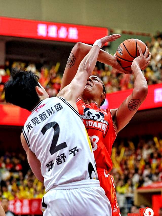 上海女篮主场取胜，稳居积分榜首位