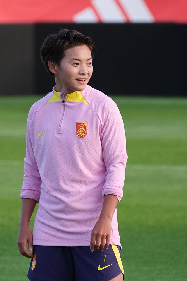 包含中国女足选手备战全球性足球盛事，披荆斩棘的词条