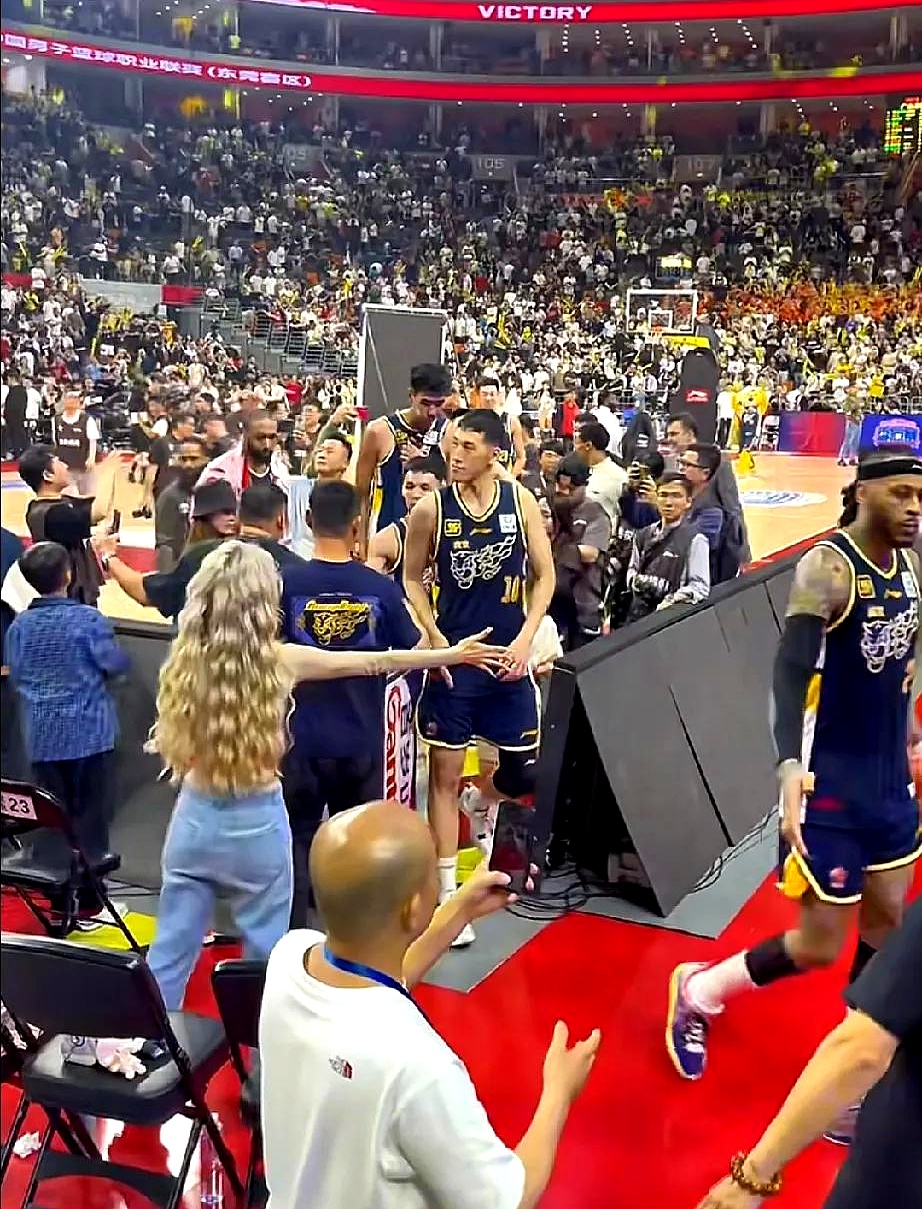 关于一场比赛中球员技术展示完美,赢得观众掌声的信息 关于一场比赛中球员技术展示完美,赢得观众掌声的信息