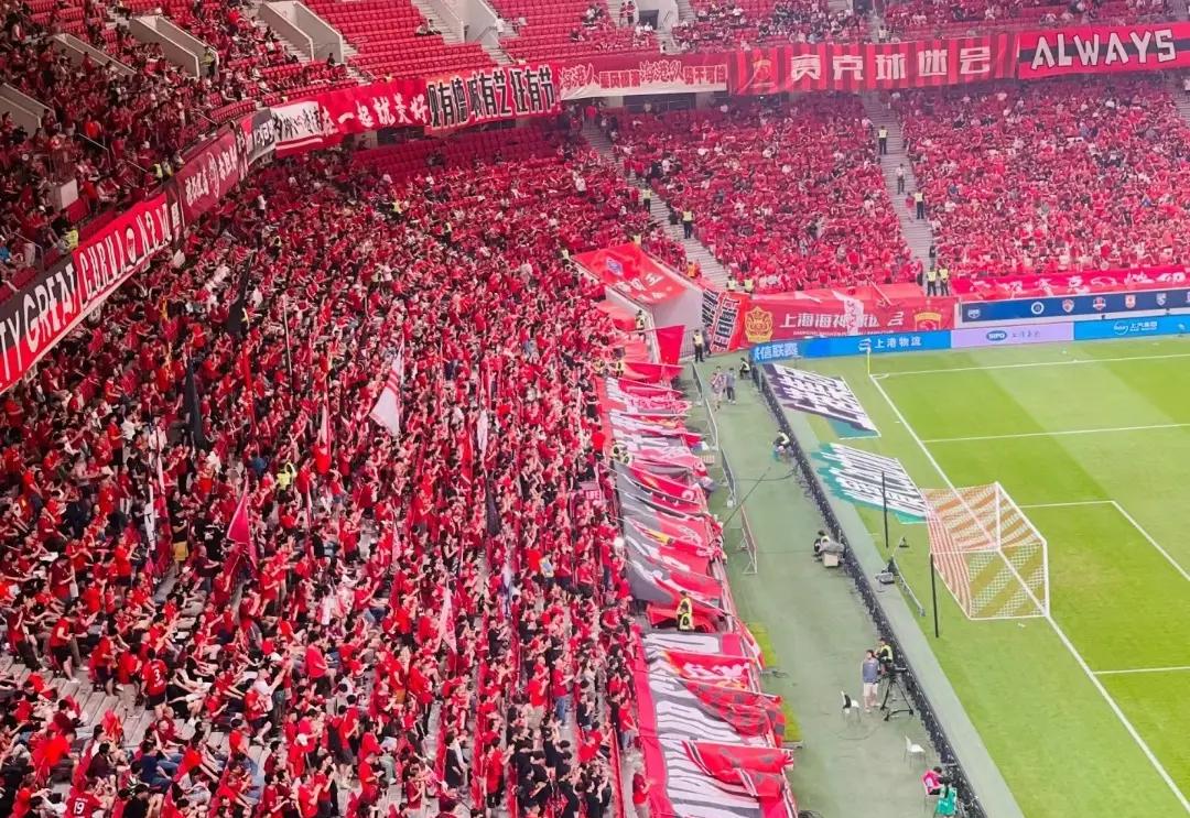 关于足球风格精彩表现，球迷纷纷赞叹的信息