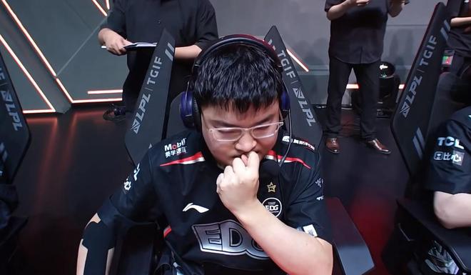 EDG横扫DK，Uzi团战一打五小组赛3:1（北京）