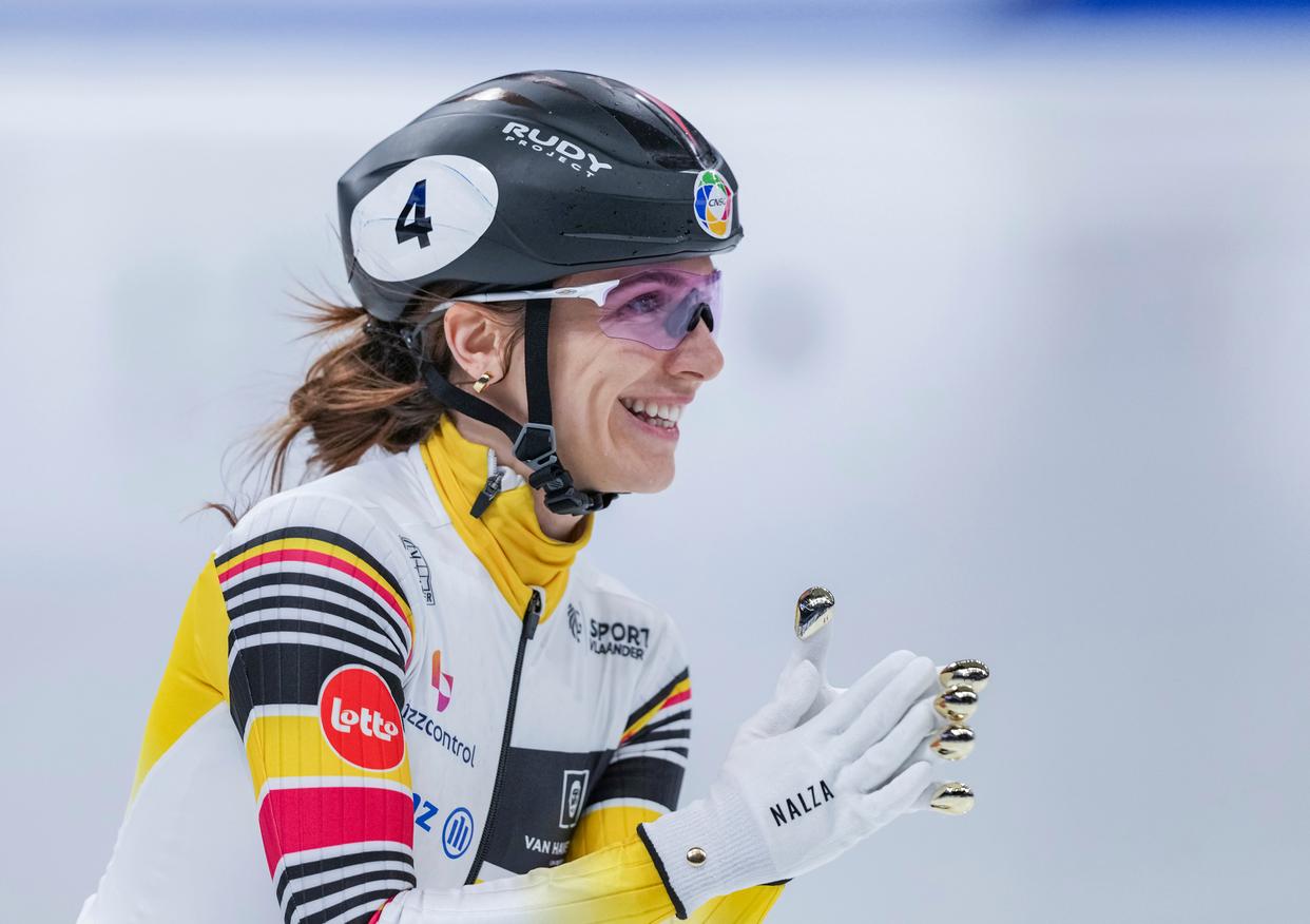 塞尔维亚选手在短道速滑比赛中登上领奖台