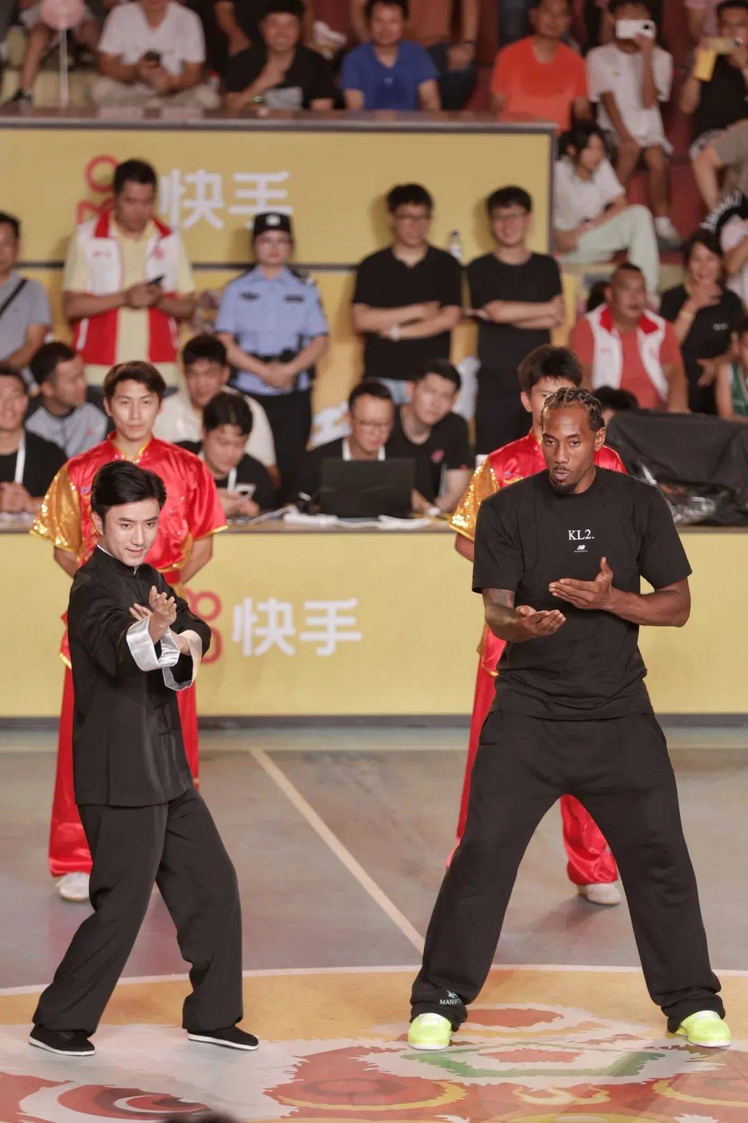 球场巨星决战，激情篮球赛事掀起热潮的简单介绍