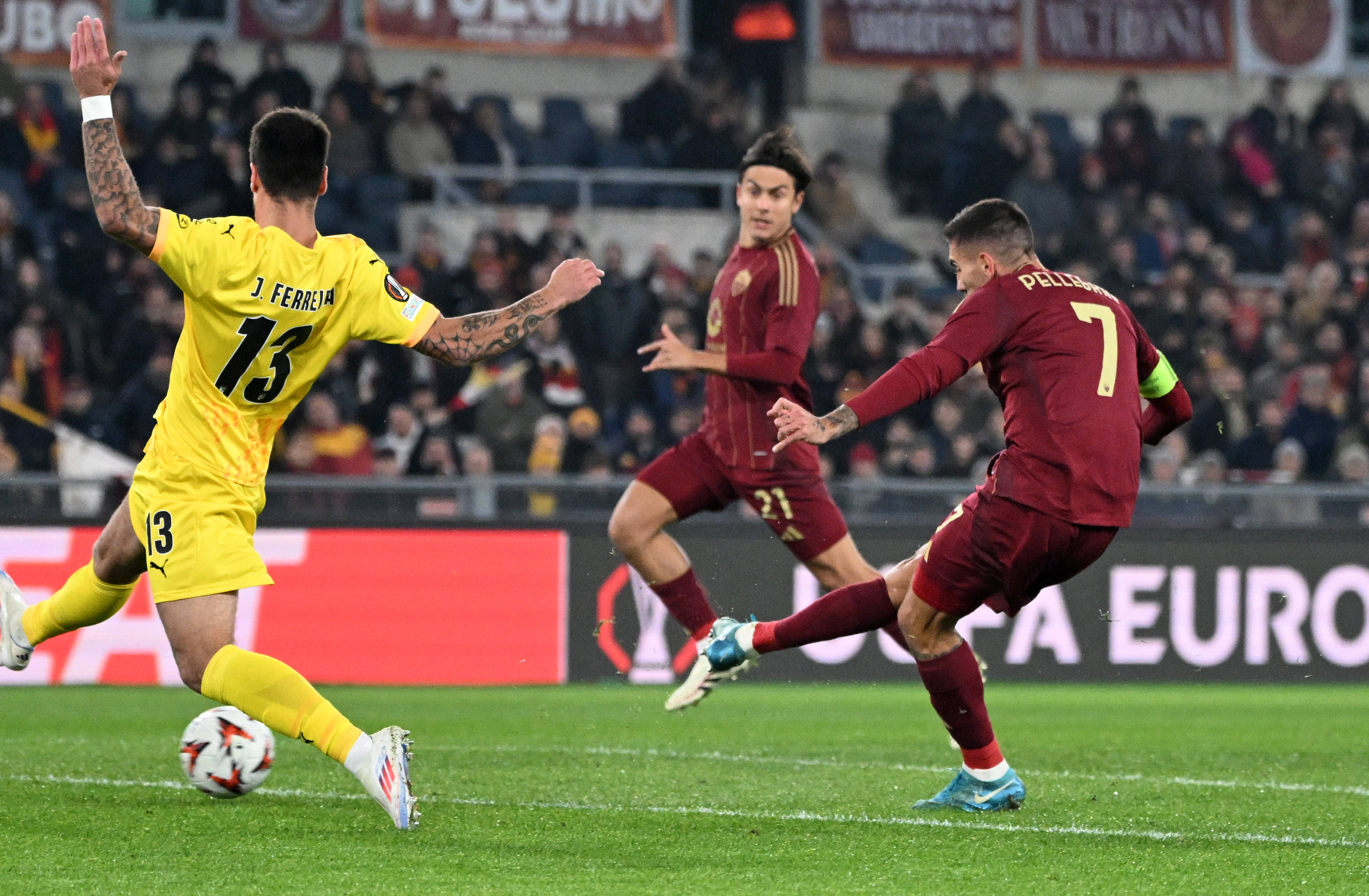 多场国外足球赛事引发观众热议